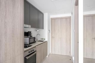 VayK - Cozy Studio with a Balcony & Pool View - 8