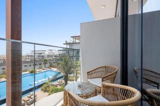 VayK - Cozy Studio with a Balcony & Pool View - 6