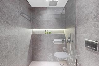 VayK - Cozy Studio with a Balcony & Pool View - 5