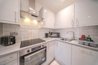 9 - Spacious Apartment close to High Street - Perfect for Contractors - Wi-Fi - Paid Parking - Brentwood - 2