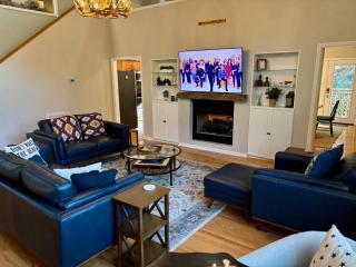 Awesome Outdoor Area, 2 Living Rooms, Arcade game, Smart TVs, King Beds, Hot tub - Gatlinburg - 2