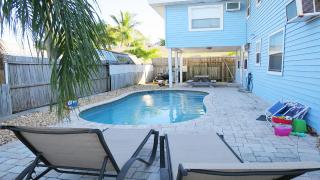 Steps From Beach! Air-Conditioned - Shared Pool - Holmes Beach - 9