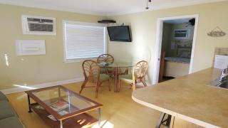 Steps From Beach! Air-Conditioned - Shared Pool - Holmes Beach - 6