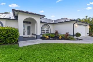 On The Canal With Private Pool! - Cape Coral - 3