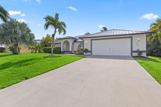 On The Canal With Private Pool! - Cape Coral - 2