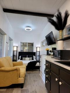 Cute Tiny House with Fire Pit in Danville, Georgia for Relaxing Glamping Escapes in Nature - - 1