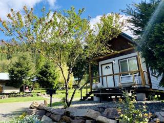 Charming Cabin for an Off-Grid Getaway in Umpqua National Forest, Oregon - Idleyld Park - 9