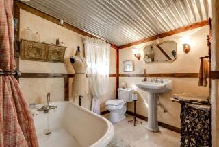 Intimate Bandera Cabin Rental for a Romantic Hill Country Getaway - Medina - 4