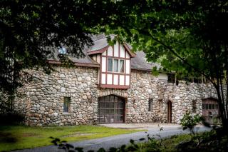 Castle Gatehouse Rental for a Unique Getaway near Bolton Landing, New York - Bolton - 5