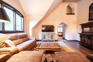 Castle Gatehouse Rental for a Unique Getaway near Bolton Landing, New York - Bolton - 1