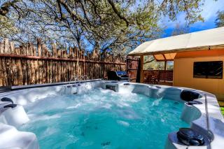 Glamping Vacations in a Luxury Tented Cabin near River Guadalupe, in Ingram, Texas - Hunt - 8