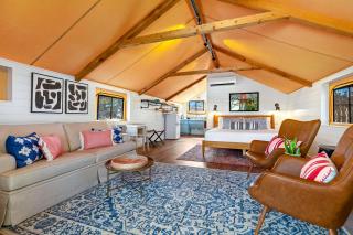 Glamping Vacations in a Luxury Tented Cabin near River Guadalupe, in Ingram, Texas - Hunt - 7