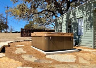 Efficiency-Style Cabin with Spa Lovely for a Couples Escape in Hunt, Texas - Hunt - 1