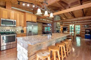Amazing Wooden Cabin with Hot-tub and Game Room in Sevierville, Tennessee - Zion Grove - 2
