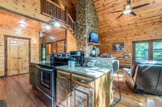 Fantastic Pet Friendly Cabin with Hot-tub and Barbecue in Cleveland, Georgia - Cleveland - 4