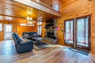 Gorgeous Cabin with Pool Table, Fire Pit and Hot-tub in Cleveland, Georgia - 4