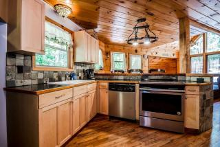 Gorgeous Cabin with Pool Table, Fire Pit and Hot-tub in Cleveland, Georgia - Cleveland - 2