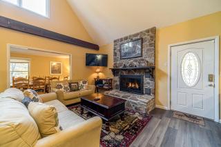 Gorgeous Cabin with Barbecue and Hot-tub in Clarkesville, Georgia - Clarkesville - 3
