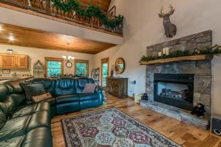 Secluded Cabin with Pool Table Nestled Amidst Georgia's Forests in Hiawassee, Georgia - Hiawassee - 2