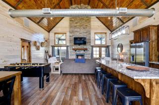 Splendid Cabin with Hot Tub and Foosball in Broken Bow, Oklahoma - Broken Bow - 2