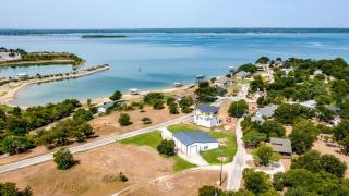 Unique Barn by the Lake in Bridgeport, Texas - 5