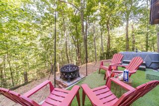Lovely Secluded Cabin Surrounded by Trees in Clarkesville, Georgia - 3