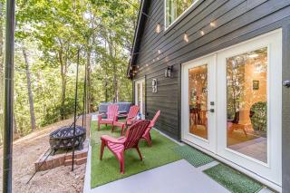 Lovely Secluded Cabin Surrounded by Trees in Clarkesville, Georgia - 2