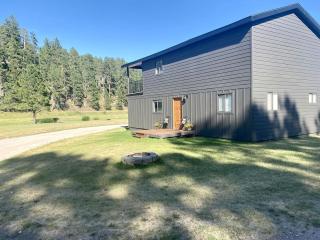 Trendy and Spacious Cabin Surrounded by Nature in Rapid City, South Dakota - Rapid City - 9