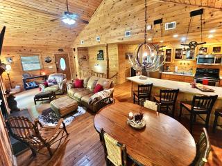 Awesome Comfy Cabin with Jacuzzi, Game Room and Screened Porch in Georgia - 2