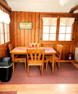 Lovely Lakefront Cabin Rental for Five Guests in West Branch, Michigan - Damon - 5