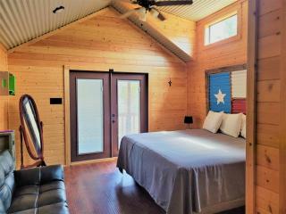 Perfect Texas Glamping in this Cozy Log Cabin Rental for 4 near Austin - Pipe Creek - 8