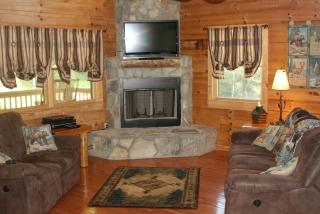 Charming Cabin Rental with a Hot Tub and Fireplace in the Smoky Mountains - Clyde - 6