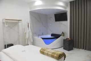 Room 84 - 3