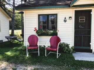 Idyllic Retreat for Two in this Charming Cabin Getaway in Cadillac, Michigan - Cadillac - 9