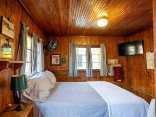 Idyllic Retreat for Two in this Charming Cabin Getaway in Cadillac, Michigan - Cadillac - 6