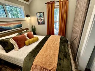 Stunning Mountain Tiny House Beautifully Design Ideal for Nature Lovers in Tennessee - Monteagle - 5