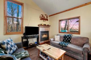 Tranquil Secluded Cabin with Private Deck, Hot-Tub, Pool Table and Views in Ohio - 4
