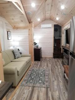 Gorgeous, Fully-Equipped Tiny House Rental for Glamping Escapes in Georgia - - 9