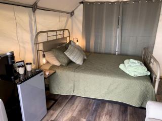 Pet-Friendly Glamping Vacations at this Waterfront Safari Tent in Naples, Maine - Naples - 8