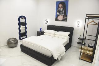 Room 84 - 5