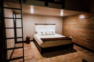 Luxurious Modern Cabin with Hot Tub and Deck in Cedar Bluff, Alabama - Gaylesville - 4