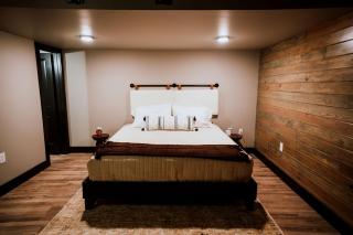 Luxurious Modern Cabin with Hot Tub and Deck in Cedar Bluff, Alabama - Gaylesville - 3
