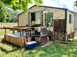 Pet-Friendly Cabin for Romantic, Off-the-Grid Glamping Escapes in Missouri - - 7