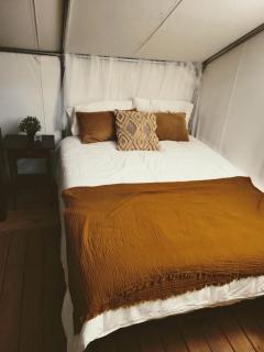 Lovely Safari Tent with Treetop Views for Family Glamping in Missouri - - 4