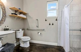 Relaxing Accessible Cottage with Outdoor Fireplace for a Peaceful Getaway near Austin, Texas - Hammetts Crossing - 3