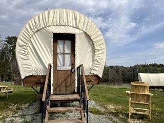 Go Glamping in North Carolina at this Wonderful Riverside Covered Wagon in Lillington - Lillington - 4