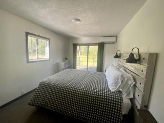 Trendy and Spacious Cabin Surrounded by Nature in Rapid City, South Dakota - Rapid City - 7