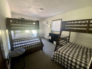 Trendy and Spacious Cabin Surrounded by Nature in Rapid City, South Dakota - Rapid City - 3