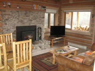 Tranquil Mountain Glamping Retreat: Stunning Log Cabin with a Hot Tub in Darby, MT - Darby - 2