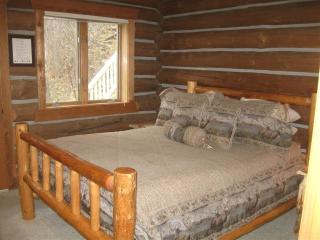 Relaxing Glamping Vacation: Fantastic Log Cabin with a Hot Tub in Darby, MT - Darby - 3